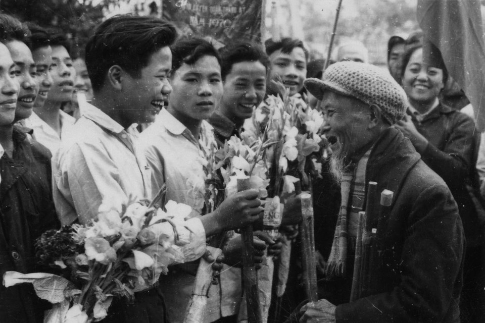 Các cụ phụ lão huyện Văn Giang (Hưng Yên) tặng gậy Trường Sơn, chúc các chàng trai lên đường ra tiền tuyến, hưởng ứng phong trào Thanh niên Ba sẵn sàng (tháng 8/1964), sau khi Mỹ mở rộng đánh phá bằng không quân ra miền Bắc trong kháng chiến chống Mỹ, cứu nước. (Ảnh: Tư liệu TTXVN)