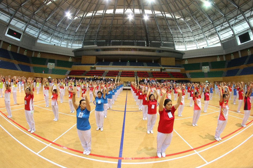 Vận động viên đồng diễn thể dục dưỡng sinh tại lễ khai mạc Giải cúp các câu lạc bộ thể dục dưỡng sinh toàn quốc năm 2019 tại Đà Nẵng. (Ảnh: Trần Lê Lâm/TTXVN)