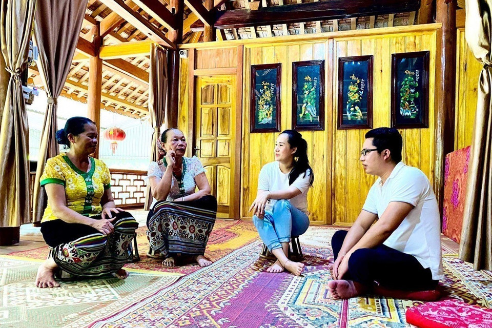 Hướng dẫn viên cao tuổi - những sứ giả của văn hóa Thái ở làng văn hóa cộng đồng bản Hoa Tiến (xã Châu Tiến, huyện Quỳ Châu, tỉnh Nghệ An) đang giới thiệu và quảng bá giá trị văn hóa truyền thống của dân tộc Thái cho du khách. (Ảnh: Bích Huệ/TTXVN)