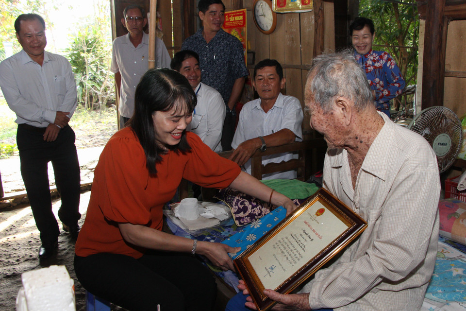 Phó Chủ tịch Ủy ban Nhân dân tỉnh Hậu Giang Hồ Thu Ánh tặng quà và thiếp mừng thọ 100 tuổi tới cụ Nguyễn Văn Y (ấp 6, xã Vị Tân). (Ảnh: Hồng Thái/TTXVN)