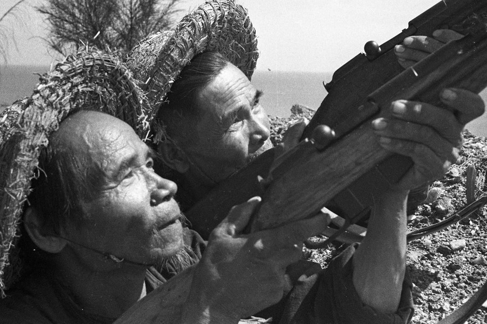 Các bô lão dân quân phối hợp với bộ đội bắn máy Mỹ, làm nên chiến thắng Hàm Rồng, ngày 3 và 4/4/1965. (Ảnh: TTXVN)