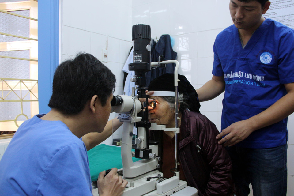 Trung ương Hội Người cao tuổi Việt Nam tặng quà cho người cao tuổi bệnh tật, có hoàn cảnh khó khăn tỉnh Đắk Lắk. (Ảnh: Hoài Thu/TTXVN)