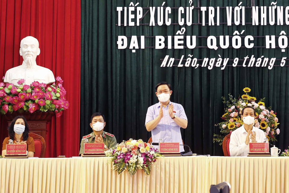 Chủ tịch Quốc hội Vương Đình Huệ tiếp xúc cử tri, vận động bầu cử tại huyện An Lão, thành phố Hải Phòng. (Ảnh: Doãn Tấn/TTXVN)