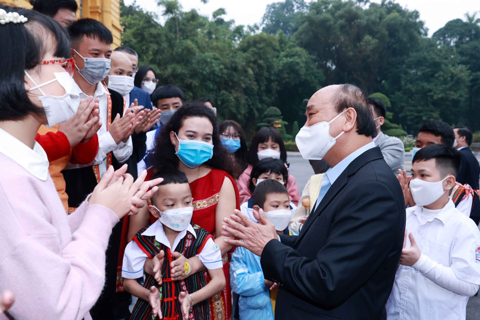 Chủ tịch nước Nguyễn Xuân Phúc với các học sinh xuất sắc trong cuộc thi vẽ tranh và sáng tác văn học Vì một Việt Nam tất thắng. (Ảnh: Thống Nhất/TTXVN)