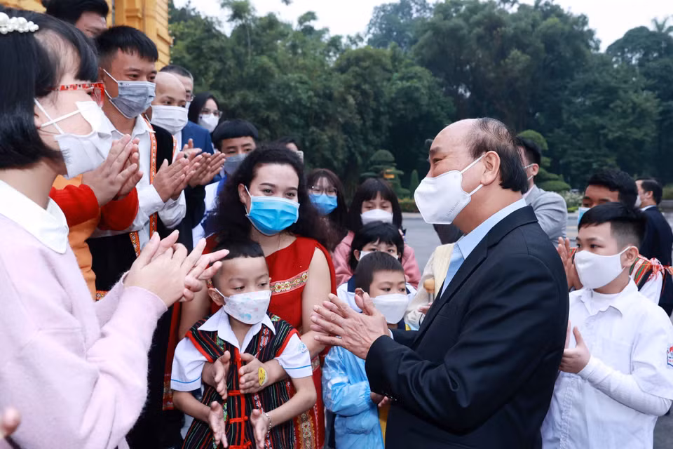 Chủ tịch nước Nguyễn Xuân Phúc với các học sinh xuất sắc trong cuộc thi vẽ tranh và sáng tác văn học Vì một Việt Nam tất thắng. (Ảnh: Thống Nhất/TTXVN)