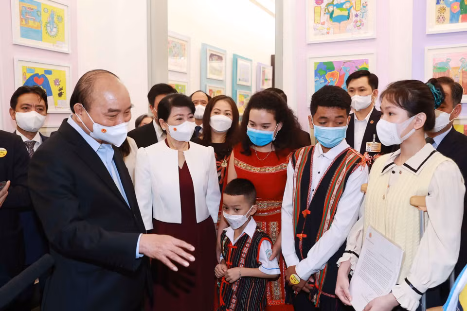 Chủ tịch nước Nguyễn Xuân Phúc thăm triển lãm Vì một Việt Nam tất thắng tại Bảo tàng Mỹ Thuật Việt Nam. (Ảnh: Thống Nhất/TTXVN)