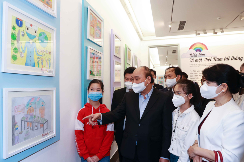 Chủ tịch nước Nguyễn Xuân Phúc xem triển lãm Vì một Việt Nam tất thắng tại Bảo tàng Mỹ Thuật Việt Nam. (Ảnh: Thống Nhất/TTXVN)