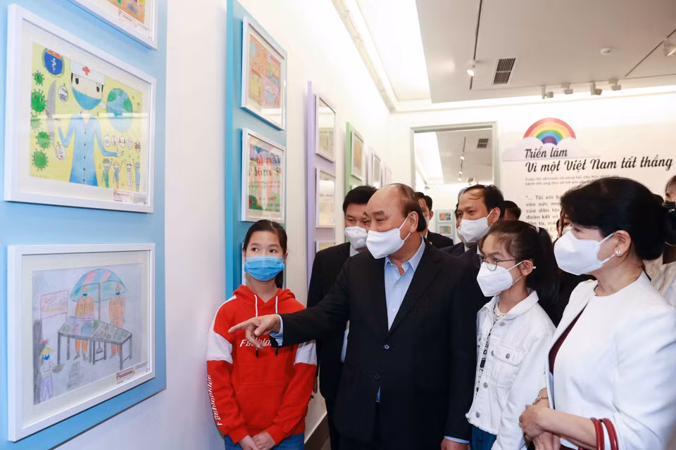 Chủ tịch nước Nguyễn Xuân Phúc xem triển lãm Vì một Việt Nam tất thắng tại Bảo tàng Mỹ Thuật Việt Nam. (Ảnh: Thống Nhất/TTXVN)