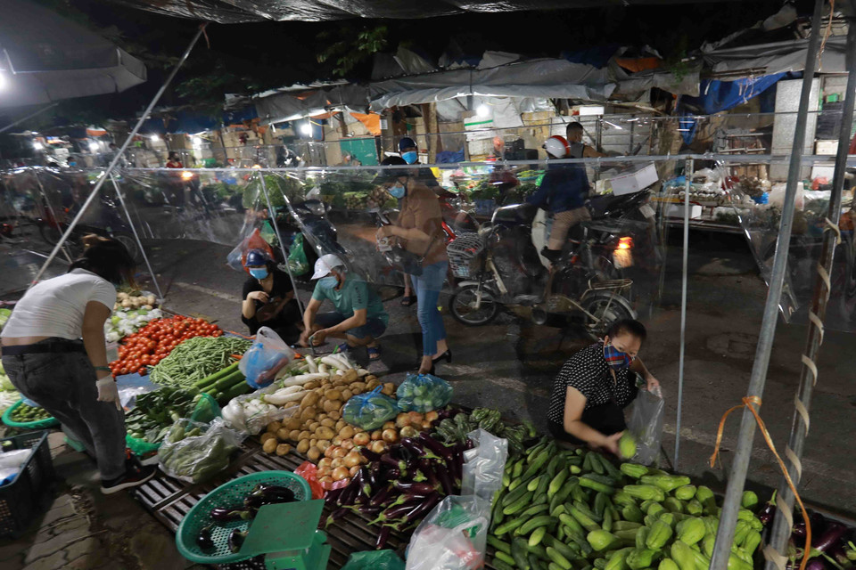 Tất cả các quầy kinh doanh trong chợ đều được lắp đặt kính chắn an toàn. (Ảnh: Vũ Sinh/TTXVN)