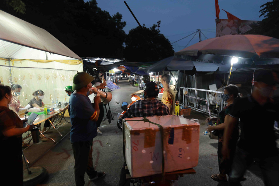 Các tiểu thương vào chợ đảm bảo tuân thủ việc khai báo y tế. (Ảnh: Vũ Sinh/TTXVN)