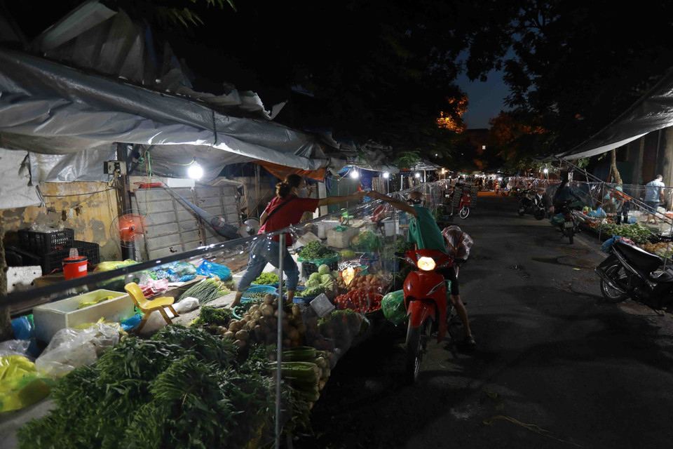 Trong ngày đầu chợ hoạt động trở lại, tiểu thương đăng ký kinh doanh đạt 40%. (Ảnh: Vũ Sinh/TTXVN)