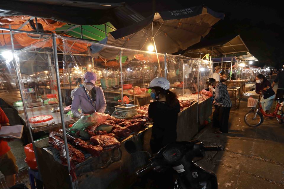 Các hoạt động mua, bán đều đảm bảo khoảng cách an toàn. (Ảnh: Vũ Sinh/TTXVN)