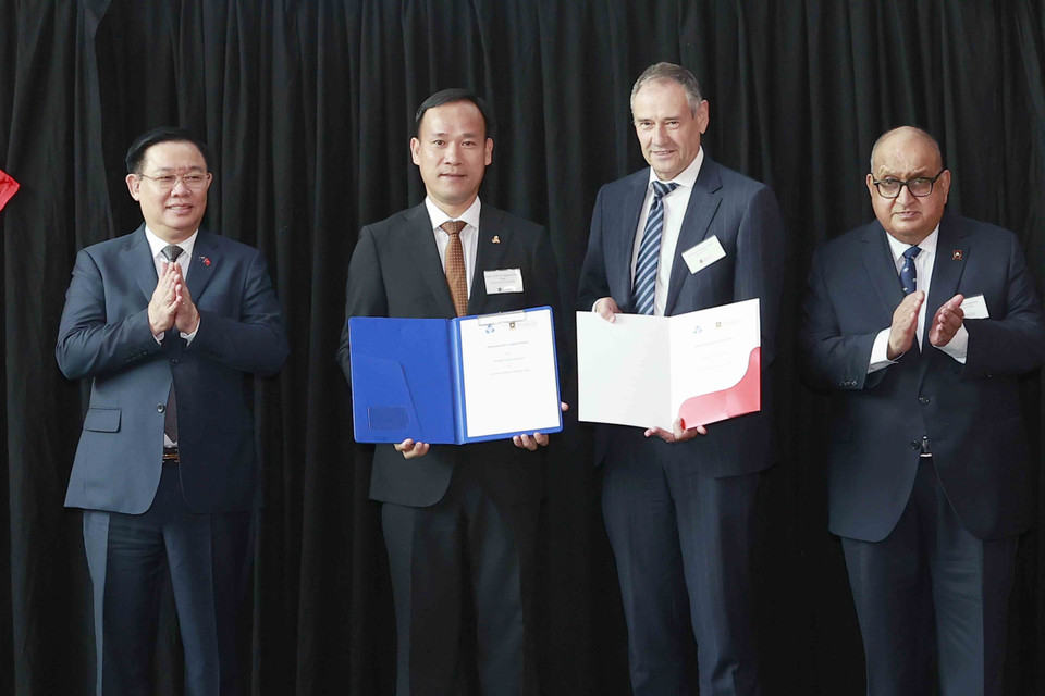 Chủ tịch Quốc hội Vương Đình Huệ chứng kiến lễ trao đổi Biên bản ghi nhớ giữa các trường đại học của New Zealand và Việt Nam. (Ảnh: Doãn Tấn/TTXVN)