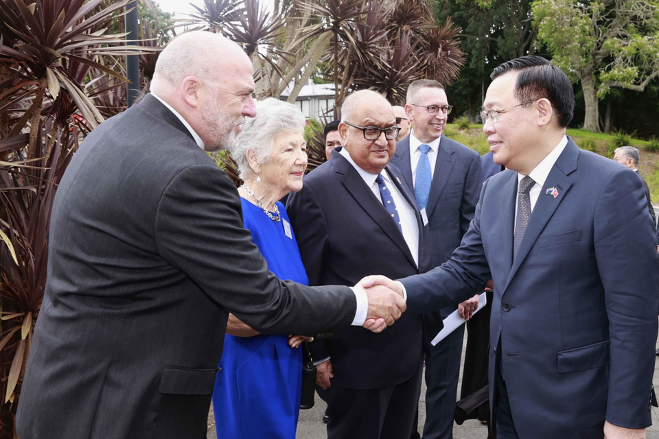 Lãnh đạo Đại học Waikato đón Chủ tịch Quốc hội Vương Đình Huệ. (Ảnh: Doãn Tấn/TTXVN)