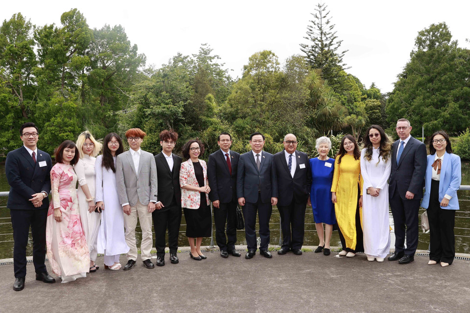 Chủ tịch Quốc hội Vương Đình Huệ và đại biểu với sinh viên Việt Nam đang theo học tại Đại học Waikato. (Ảnh: Doãn Tấn/TTXVN)