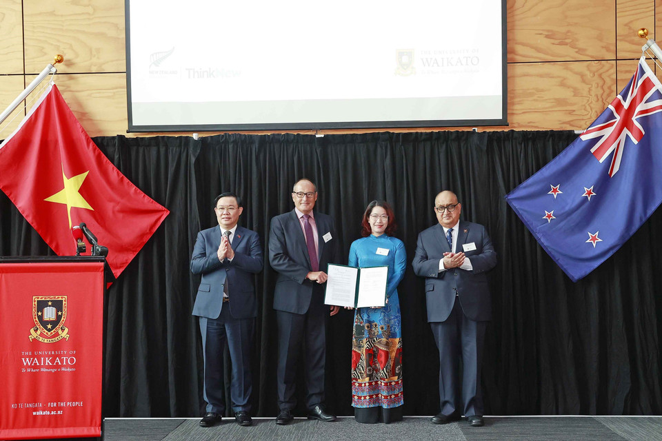 Chủ tịch Quốc hội Vương Đình Huệ chứng kiến lễ trao đổi Biên bản ghi nhớ giữa các trường đại học của New Zealand và Việt Nam. (Ảnh: Doãn Tấn/TTXVN)