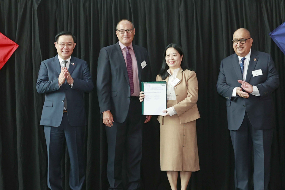 Chủ tịch Quốc hội Vương Đình Huệ chứng kiến lễ trao đổi Biên bản ghi nhớ giữa các trường đại học của New Zealand và Việt Nam. (Ảnh: Doãn Tấn/TTXVN)