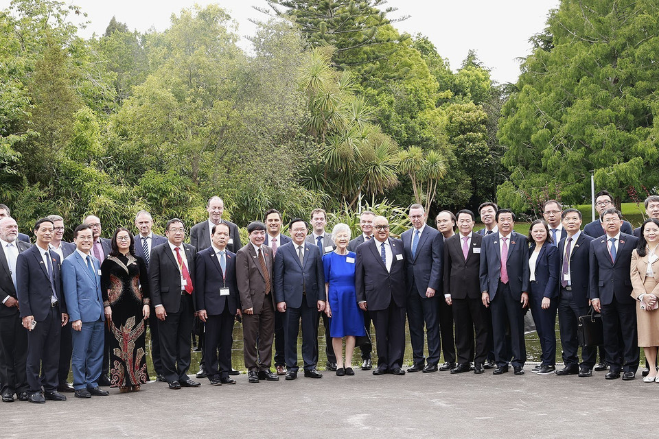 Chủ tịch Quốc hội Vương Đình Huệ với đại biểu và Ban lãnh đạo Waikato. (Ảnh: Doãn Tấn/TTXVN)