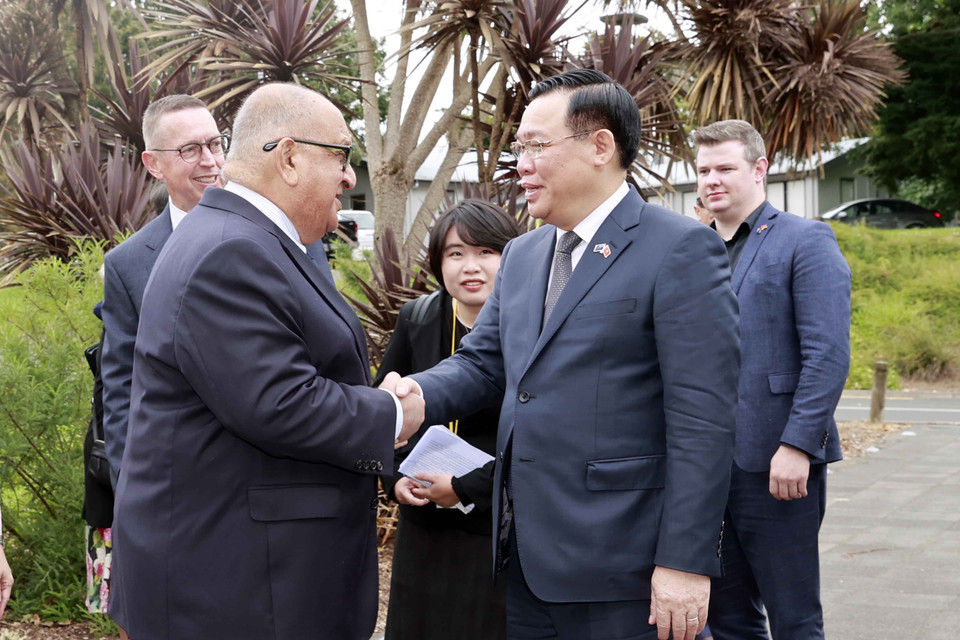 Lãnh đạo Đại học Waikato đón Chủ tịch Quốc hội Vương Đình Huệ. (Ảnh: Doãn Tấn/TTXVN)