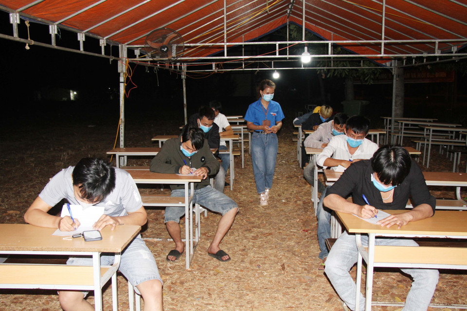 Thanh niên tình nguyện hướng dẫn người dân kê khai y tế tại chốt kiểm dịch trên đường Hồ Chí Minh, xã Hòa Phú, thành phố Buôn Ma Thuột, tỉnh Đắk Lắk. (Ảnh: Tuấn Anh/TTXVN)