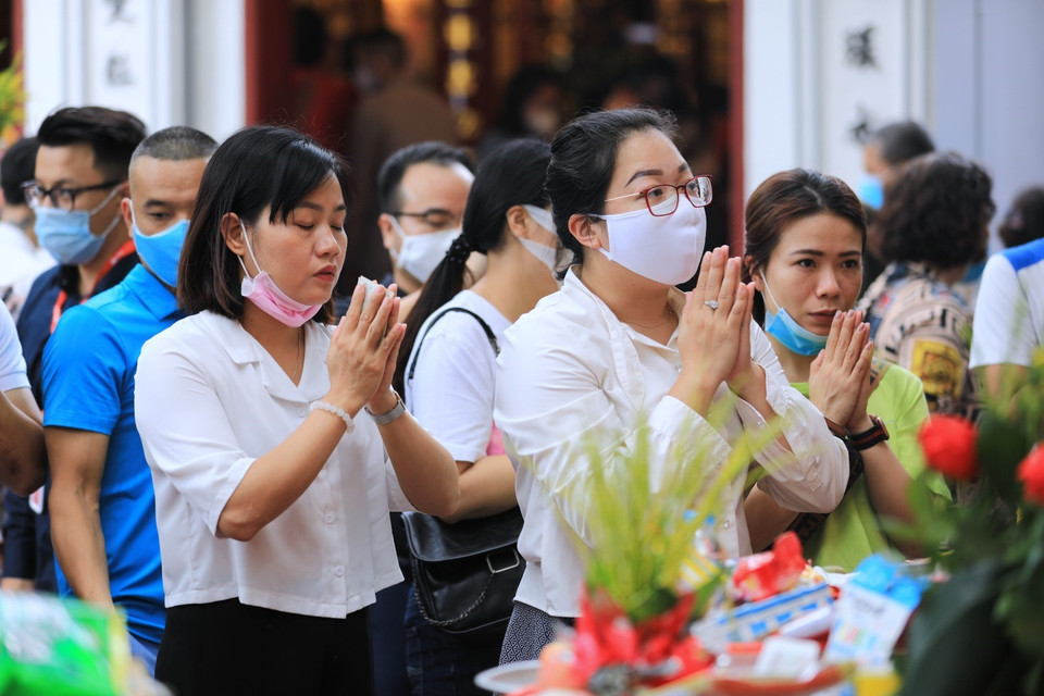 Trong tình hình dịch bệnh đang diễn ra phức tạp thì việc không đeo khẩu trang là hết sức nguy hiểm, nhất là ở những nơi đông người. (Ảnh: Thành Đạt/TTXVN)