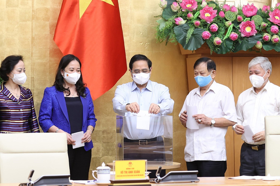 Thủ tướng Phạm Minh Chính, Chủ tịch Hội đồng và các Phó Chủ tịch cùng các thành viên Hội đồng bỏ phiếu tín nhiệm các trường hợp đề nghị phong tặng, truy tặng danh hiệu Anh hùng Lực lượng vũ trang nhân dân thời kỳ kháng chiến. (Ảnh: Dương Giang/TTXVN)