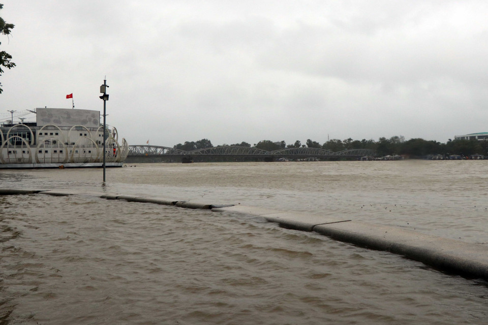 Mực nước lũ trên sông Hương gần đạt mức báo động 2. (Ảnh: Đỗ Trưởng/TTXVN)