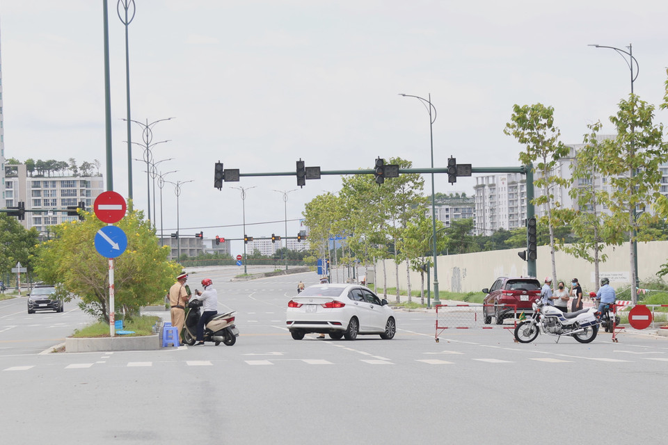 Lực lượng chức năng lập chốt và kiểm tra phương tiện tại tuyến đường trong Khu đô thị mới Thủ Thiêm. (Ảnh: Trần Xuân Tình/TTXVN)