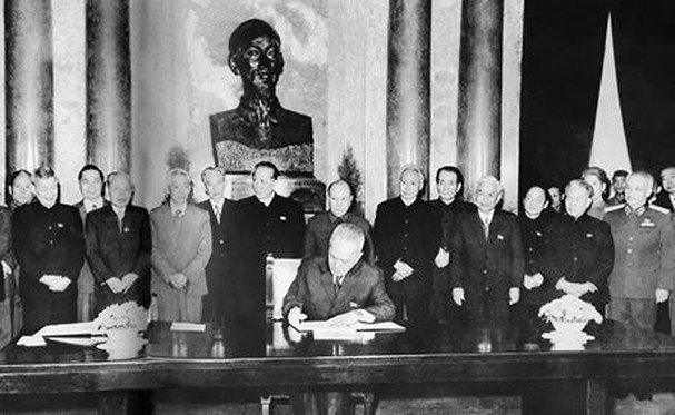 Mười năm cả nước tiến theo con đường chủ nghĩa xã hội (1975-1985) là mười năm Đảng ta tìm tòi con đường đổi mới. Đây cũng là thời kỳ tư duy mới được hình thành từng bước bắt nguồn từ thực tiễn sinh động của cách mạng Việt Nam. Trong ảnh: Quyền Chủ tịch nước Nguyễn Hữu Thọ ký Sắc lệnh công bố Hiến pháp mới, tháng 12/1980. Với Hiến pháp năm 1980, lần đầu tiên vai trò lãnh đạo của Đảng Cộng sản Việt Nam được hiến định tại Điều 4, đây là nhân tố chủ yếu quyết định mọi thắng lợi của cách mạng Việt Nam trong thời kỳ quá độ đi lên Chủ nghĩa xã hội. (Nguồn: TTXVN)