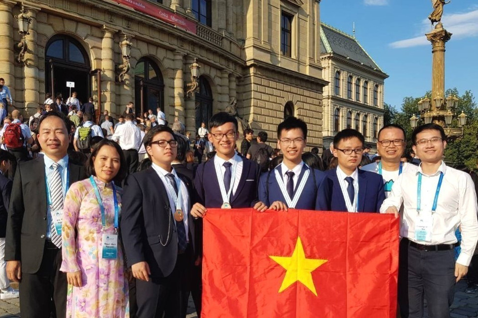 Hệ thống giáo dục quốc dân từng bước được củng cố và sắp xếp lại, bước đầu xây dựng xã hội học tập và tạo điều kiện cho mọi người học tập suốt đời. Chất lượng đào tạo không ngừng được nâng cao. Học sinh Việt Nam liên tục tham dự và đạt giải cao tại các cuộc thi quốc tế. (Nguồn: TTXVN phát)