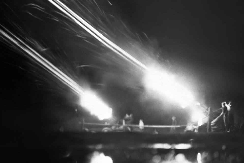 Giai đoạn 1954-1975, Đảng lãnh đạo miền Bắc khôi phục và phát triển kinh tế, không ngừng chi viện cho chiến trường miền Nam, chiến đấu chống các cuộc chiến tranh phá hoại của Mỹ ra miền Bắc. Trong ảnh: Chiến thắng Hà Nội - Điện Biên Phủ trên không 12 ngày đêm cuối tháng 12/1972 là bước ngoặt quan trọng về chiến lược đối với cách mạng Việt Nam, đánh bại hoàn toàn ý chí tiếp tục chiến tranh xâm lược của đế quốc Mỹ, buộc Mỹ trở lại bàn đàm phán và ký kết Hiệp định Paris ngày 27/1/2973, góp phần hoàn thành vẻ vang sự nghiệp đấu tranh giải phóng dân tộc. (Nguồn: TTXVN)