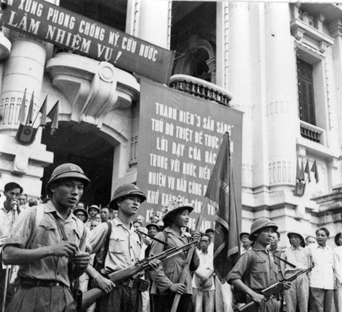 Giai đoạn 1954-1975 xuất hiện nhiều phong trào thi đua yêu nước, hướng vào thực hiện hai nhiệm vụ chiến lược: Xây dựng chủ nghĩa xã hội ở miền Bắc và đấu tranh giải phóng miền Nam, thống nhất đất nước. Các phong trào không ngừng được đẩy mạnh; đã xuất hiện và nhân rộng nhiều tấm gương điển hình tiên tiến nhằm tạo ra động lực mới trong học tập, lao động, sản xuất và chiến đấu. Trong ảnh: Lễ xuất phát của đoàn thanh niên xung phong Hà Nội lên đường chống Mỹ cứu nước (Hà Nội, 11/7/1969). (Nguồn: Tư liệu/TTXVN)