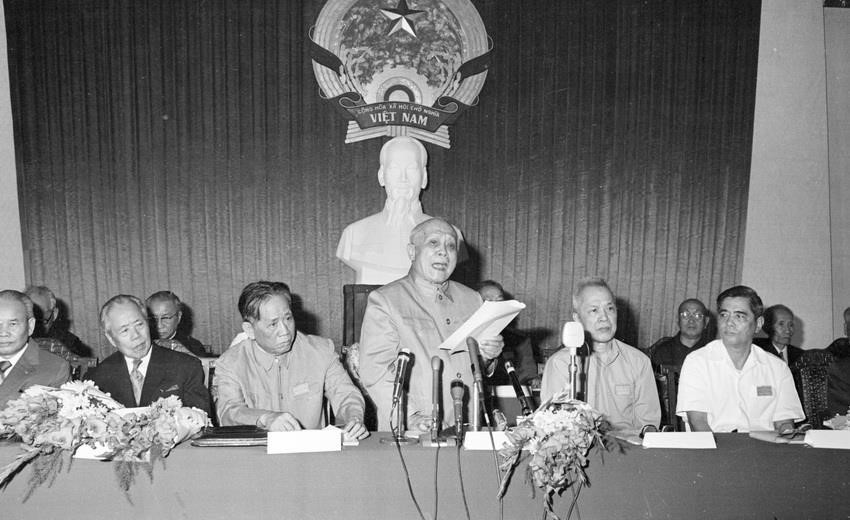 Đại thắng mùa Xuân năm 1975 đã đưa đất nước ta bước vào thời kỳ cả nước độc lập, thống nhất, đi lên chủ nghĩa xã hội. Trong ảnh: Đại hội Mặt trận thống nhất Việt Nam được tổ chức tại TP Hồ Chí Minh từ ngày 31/1-4/2/1977, hợp nhất 3 tổ chức: Mặt trận Tổ quốc Việt Nam, Mặt trận Dân tộc Giải phóng miền Nam Việt Nam, Liên minh các lực lượng dân tộc, dân chủ và hoà bình Việt Nam, lấy tên là Mặt trận Tổ quốc Việt Nam. (Ảnh: Kim Hùng/TTXVN)