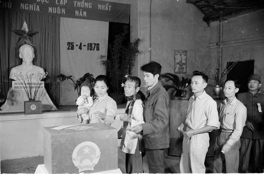 Đại thắng mùa Xuân năm 1975 đã đưa đất nước ta bước vào thời kỳ cả nước độc lập, thống nhất, đi lên chủ nghĩa xã hội. Toàn Đảng, toàn dân, toàn quân tập trung trí lực, ra sức hàn gắn vết thương chiến tranh, xây dựng cuộc sống mới, thực hiện nhiệm vụ xây dựng và bảo vệ Tổ quốc Việt Nam xã hội chủ nghĩa. Trong ảnh: Cử tri khu Ba Đình, Hà Nội bỏ phiếu bầu Quốc hội thống nhất, ngày 25/4/1976. (Nguồn: TTXVN)