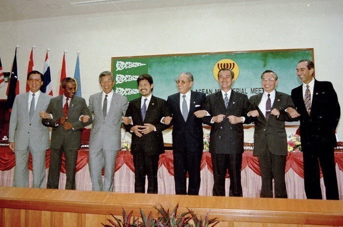 Ngày 28/7/1995, Việt Nam gia nhập ASEAN, đánh dấu bước chuyển mình mới trong quan hệ đối ngoại của Việt Nam, mở đầu cho thời kỳ hội nhập toàn diện của khu vực. 25 năm qua, Việt Nam đã có những đóng góp nổi bật cho ASEAN, thể hiện rõ nét qua những hoạt động của Việt Nam trong xây dựng Cộng đồng, mở rộng quan hệ đối ngoại của Hiệp hội và xây dựng cách tiếp cận chung với các vấn đề khu vực và quốc tế. (Ảnh: Trần Sơn/TTXVN)