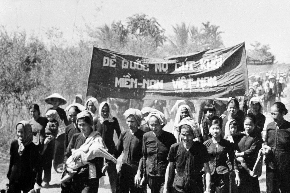 Từ cuối năm 1959, đầu năm 1960, phong trào Đồng Khởi lan rộng ở nhiều tỉnh Nam bộ, Tây Nguyên và miền Tây các tỉnh khu 5, tạo thành một vùng căn cứ rộng lớn. Nhiều đơn vị dân quân du kích và bộ đội địa phương tỉnh, huyện đã hình thành và phát triển trong phong trào Đồng Khởi. Trong ảnh: Đội quân tóc dài tỉnh Bến Tre biểu tình phản đối đế quốc Mỹ trong phong trào Đồng Khởi. (Nguồn: Tư liệu TTXVN)