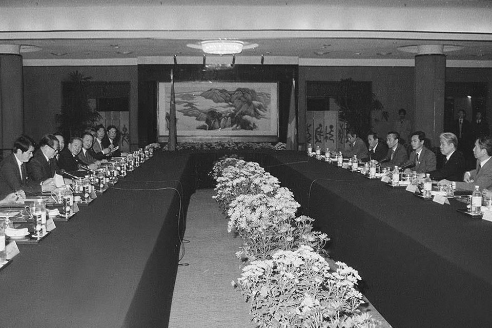 Trên cơ sở tổng kết thực tiễn, Đảng ta đã khởi xướng và lãnh đạo sự nghiệp đổi mới đất nước theo định hướng xã hội chủ nghĩa. Đại hội VI của Đảng (tháng 12/1986) đưa ra đường lối đổi mới, mở ra bước ngoặt quan trọng trong sự nghiệp xây dựng chủ nghĩa xã hội ở nước ta, trong đó khởi đầu về đường lối đối ngoại là việc bình thường hóa quan hệ với Trung Quốc. Trong ảnh: Tổng Bí thư Đảng Cộng sản Trung Quốc Giang Trạch Dân hội đàm với Tổng Bí thư Đỗ Mười, sáng 6/11/1991 tại Bắc Kinh, trong chuyến thăm Trung Quốc. Tại chuyến thăm này, hai nước tuyên bố khép lại quá khứ, mở ra tương lai, thực hiện bình thường hóa quan hệ giữa hai Đảng và hai Nhà nước. (Ảnh: Xuân Lâm/TTXVN)