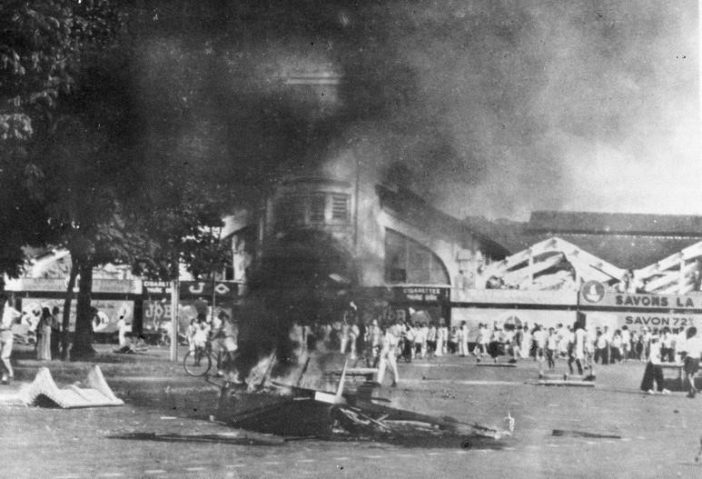 Năm 1945-1946, Đảng và Chủ tịch Hồ Chí Minh lãnh đạo toàn dân chống thù trong, giặc ngoài, vừa kháng chiến vừa kiến quốc. Trong ảnh: Những ngày đầu kháng chiến chống thực dân Pháp ở Sài Gòn, tháng 9/1945. (Nguồn: Tư liệu TTXVN)