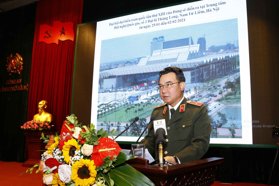 Thiếu tướng Nguyễn Anh Tuấn, Phó Giám đốc Công an Thành phố Hà Nội trình bày tóm tắt phương án tổng thể bảo đảm an ninh, trật tự Đại hội. (Ảnh: Doãn Tấn/TTXVN)