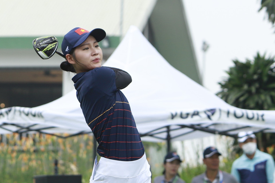 VĐV Đoàn Xuân Khuê Minh (Việt Nam) thi đấu ở hố golf số 10 vòng 1 cá nhân nữ. (Ảnh: Hoàng Hùng/TTXVN)