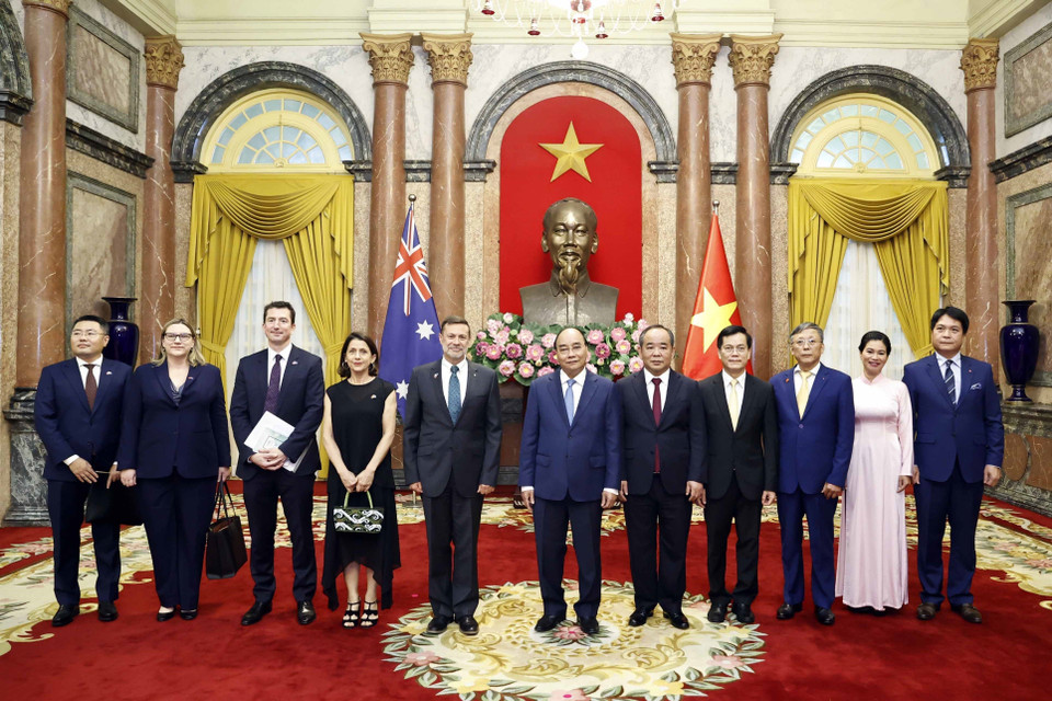 Chủ tịch nước Nguyễn Xuân Phúc chụp ảnh chung với Đại sứ Australia Andrew John Lech Goledzinowski. (Ảnh: Thống Nhất/TTXVN)