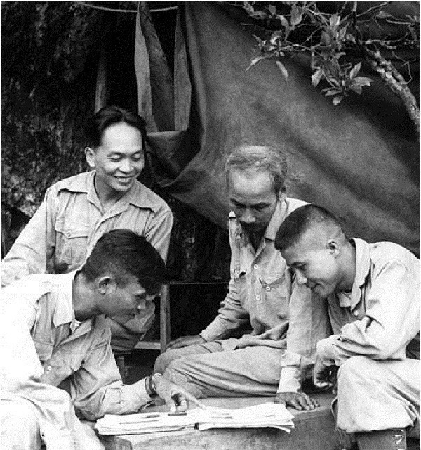 Hạ tuần tháng 8/1950, Chủ tịch Hồ Chí Minh đã lên đường ra mặt trận cùng Bộ Chỉ huy chiến dịch trực tiếp chỉ đạo chiến dịch. Trong ảnh: Đại tướng Võ Nguyên Giáp và Chủ tịch Hồ Chí Minh bàn kế hoạch tác chiến với các sỹ quan quân đội trong chiến dịch Biên giới năm 1950. (Nguồn: TTXVN)