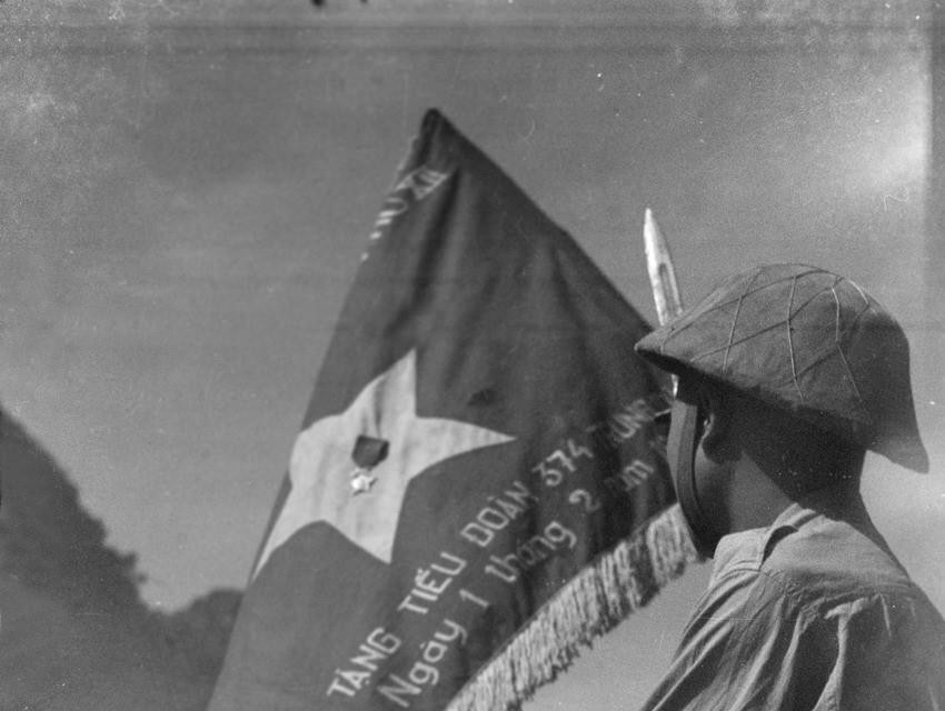 Để bảo đảm chắc thắng, Bộ Tổng Tư lệnh quyết định sử dụng nhiều đơn vị mạnh tham gia chiến dịch. Với tổng số lực lượng tương đương hai đại đoàn, Chiến dịch biên giới đã vượt tất cả các chiến dịch trước đây về quy mô sử dụng lực lượng. Trong ảnh: Tiểu đoàn 374 tham gia Chiến dịch biên giới 1950 phấn khởi lên đường. (Nguồn: TTXVN)