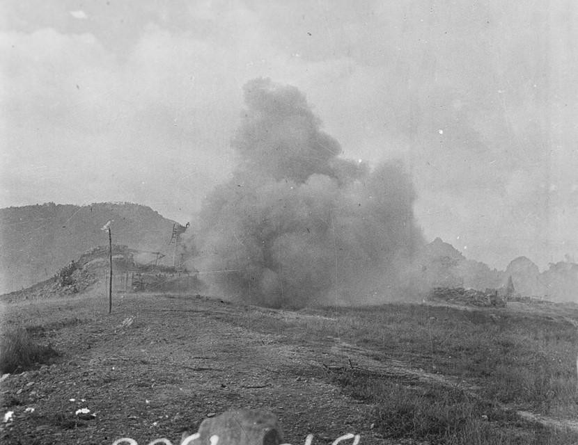 Ban chỉ huy một đơn vị bộ đội ta đang bàn bạc bổ sung kế hoạch tác chiến và nhận định tình hình chiến trường trong Chiến dịch biên giới 1950. (Nguồn: TTXVN)