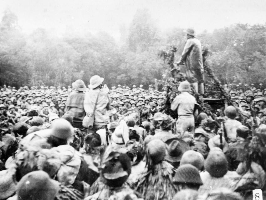 Hạ tuần tháng 8/1950, Chủ tịch Hồ Chí Minh đã lên đường ra mặt trận cùng Bộ Chỉ huy chiến dịch trực tiếp chỉ đạo chiến dịch. Trên đường ra mặt trận, Người ân cần thăm hỏi, nắm thêm tình hình, động viên bộ đội, dân công. Trong ảnh: Bác Hồ thăm và nói chuyện với cán bộ, chiến sỹ tham gia Chiến dịch biên giới 1950. (Nguồn: TTXVN)