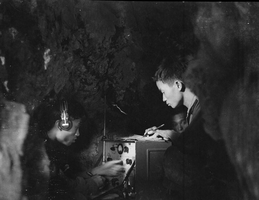 Bị quân ta bao vây chặt chẽ, quân Pháp đã phải dùng máy bay để tiếp tế cho binh lính ở Đông Khê (1950). (Nguồn: TTXVN)