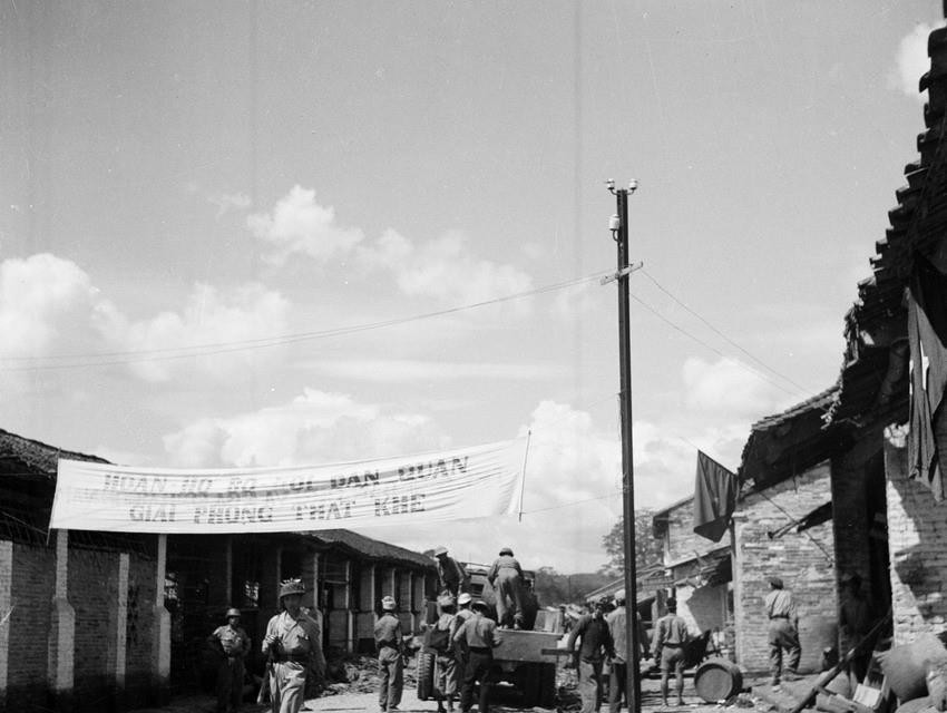 Ngày 14/10/1950, Chiến dịch biên giới kết thúc. Trong ảnh: Đại tướng Võ Nguyên Giáp thăm thị trấn Thất Khê sau ngày giải phóng. (Nguồn: TTXVN)