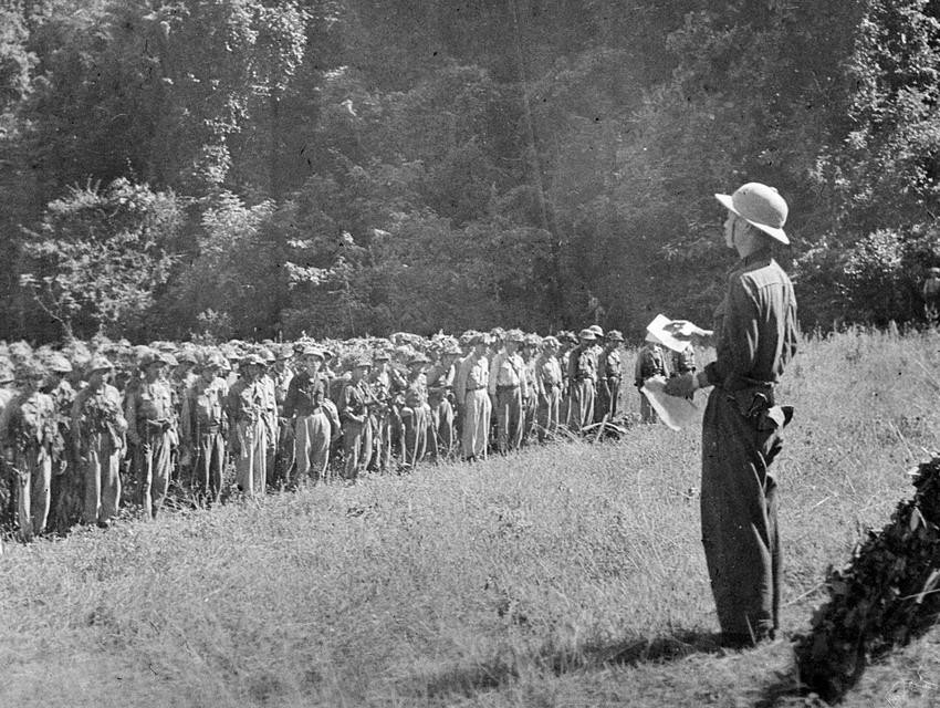 Số lượng lớn pháo binh và công binh của Bộ Tổng Tư lệnh được tập trung cho Chiến dịch biên giới. Trong ảnh: Phát huy truyền thống 'Chân đồng, vai sắt,' các chiến sỹ pháo binh đã mang trên vai những vũ khí, khí tài pháo nặng hàng tấn vào mặt trận biên giới năm 1950. (Nguồn: TTXVN)