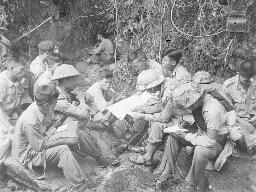 Phút nghỉ ngơi của bộ đội ta giữa hai trận đánh trong Chiến dịch biên giới 1950. (Nguồn: TTXVN)