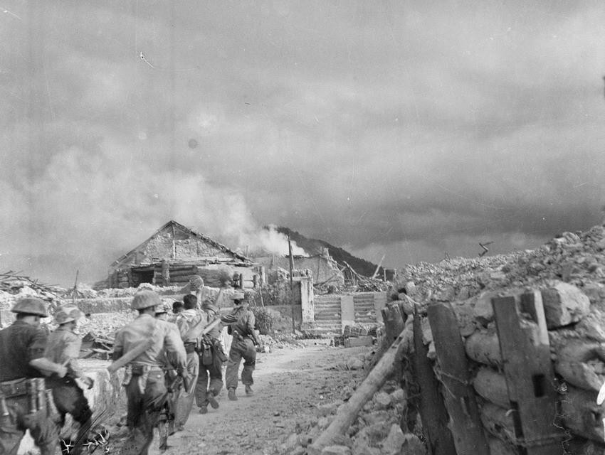 Trải qua 29 ngày chiến đấu quyết liệt, mưu trí, dũng cảm, quân và dân ta đã giành được thắng lợi rất to lớn trong Chiến dịch biên giới. Trong ảnh: Bộ đội ta tiến vào giải phóng thị trấn Đông Khê. (Nguồn: TTXVN)